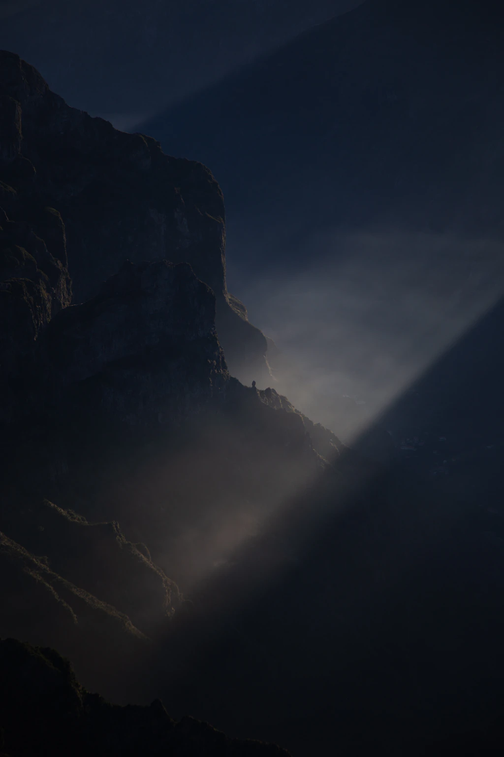 Sunbeams showing the layers of mountains around Pico Ruivo.